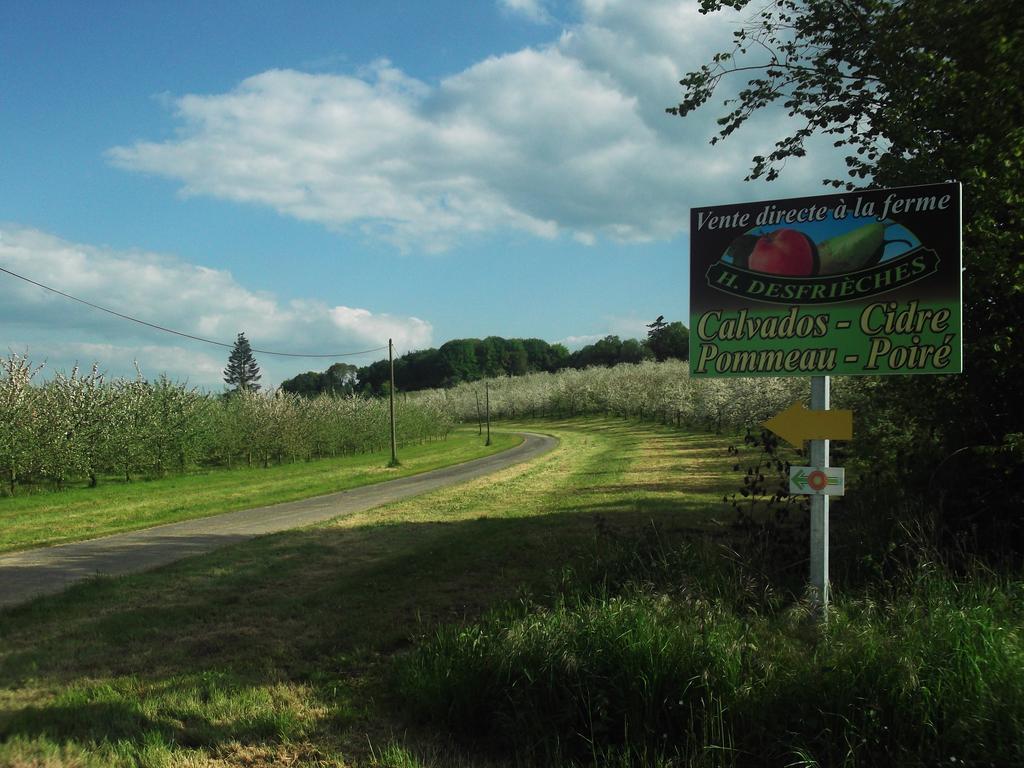 Ferme Cidricole Hugues Desfrieches Bed & Breakfast Sainte-Marguerite-de-Carrouges Eksteriør bilde